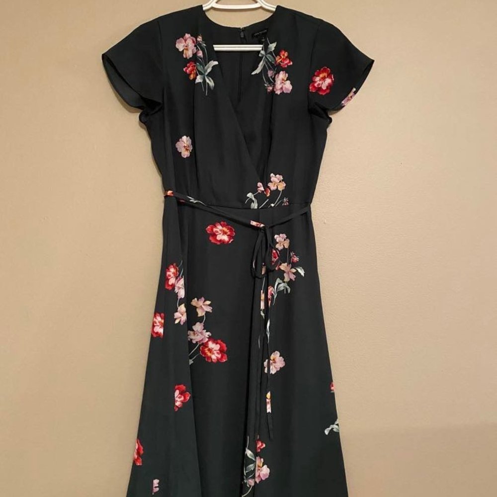 Ann Taylor Floral Wrap Flare Dress in Green - Size 2